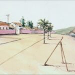 Ilustração em aquarela de uma praia larga com casas baixas de telhado de barro atrás de um muro, palmeiras, postes, um tripé de madeira na areia e um morro ao fundo